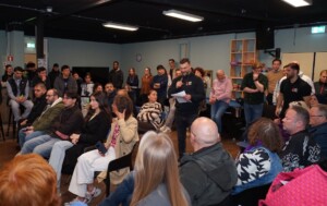 Zaal tijdens het jongerendebat in NUL251 Beverwijk