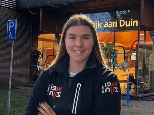 Britt Klous voor het gebouw Huis van de Wijk - Wijk aan Duin