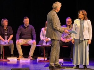 Nora in gesprek met Pieter Jan tijdens de opening van het debat