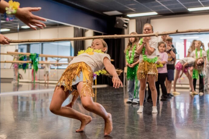 Meisje doet de limbo tijdens het Zomerspektakel 2025