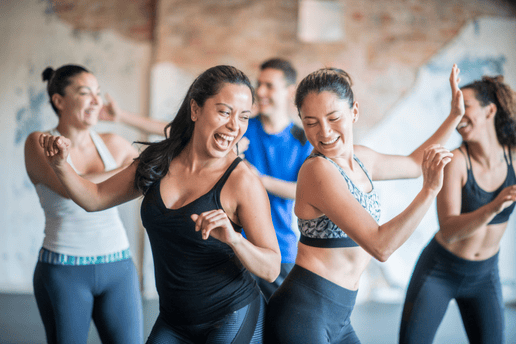 Dansende vrouwen tijdens een les