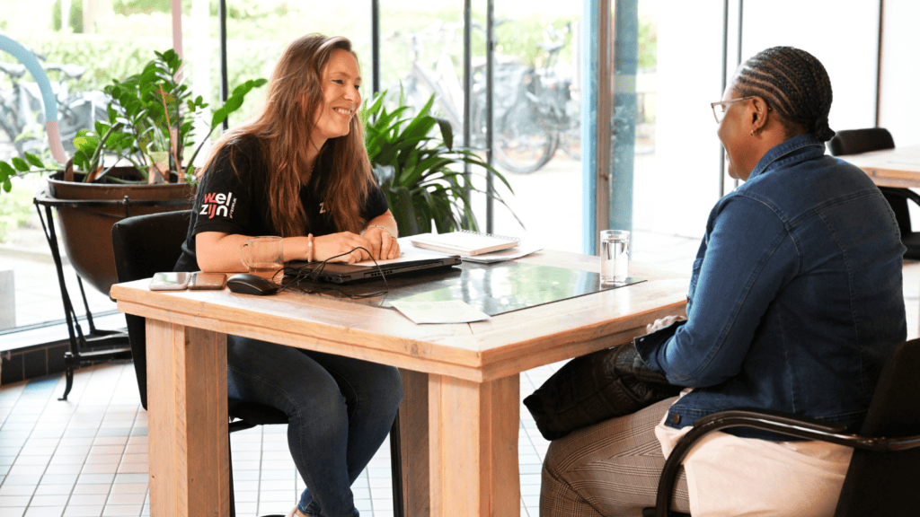 Marjolein met deelnemer aan tafel