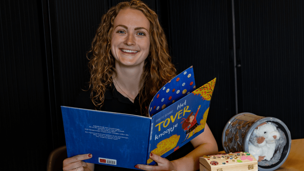 Maartje met het boek en schatkistjes