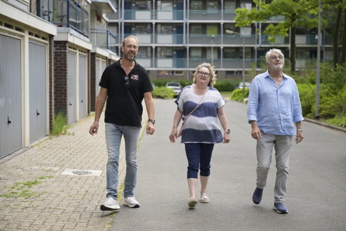 Communitybuilder Marco Dalpra met buurtbewoners